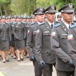 Los nuevos policías juran proteger y servir al país, reafirmando su compromiso con la seguridad y la justicia.