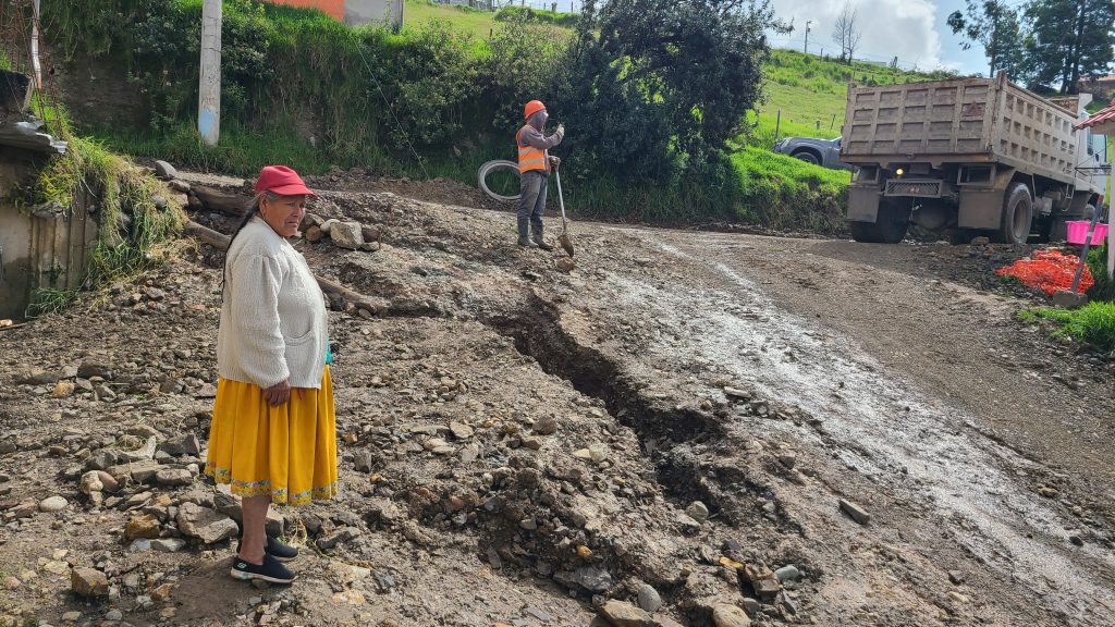 Habitantes del sector Libertad Alta de Sayausí muestran cómo quedó la calle tras intensa lluvia.