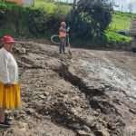 Habitantes del sector Libertad Alta de Sayausí muestran cómo quedó la calle tras intensa lluvia.