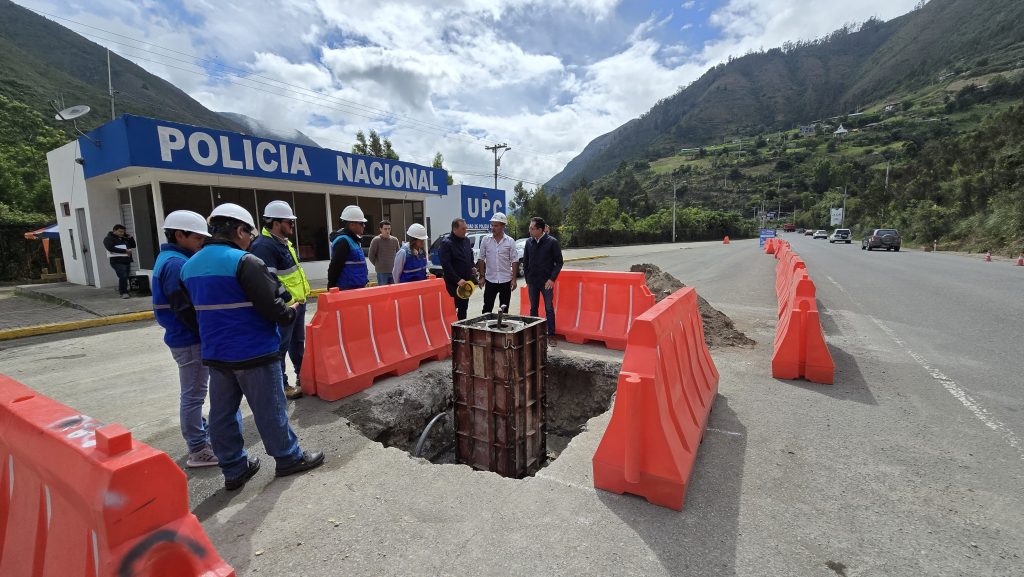 Así avanza la construcción del portal en el sector de Chaquilcay en la vía que conduce a los cantones orientales de Azuay.