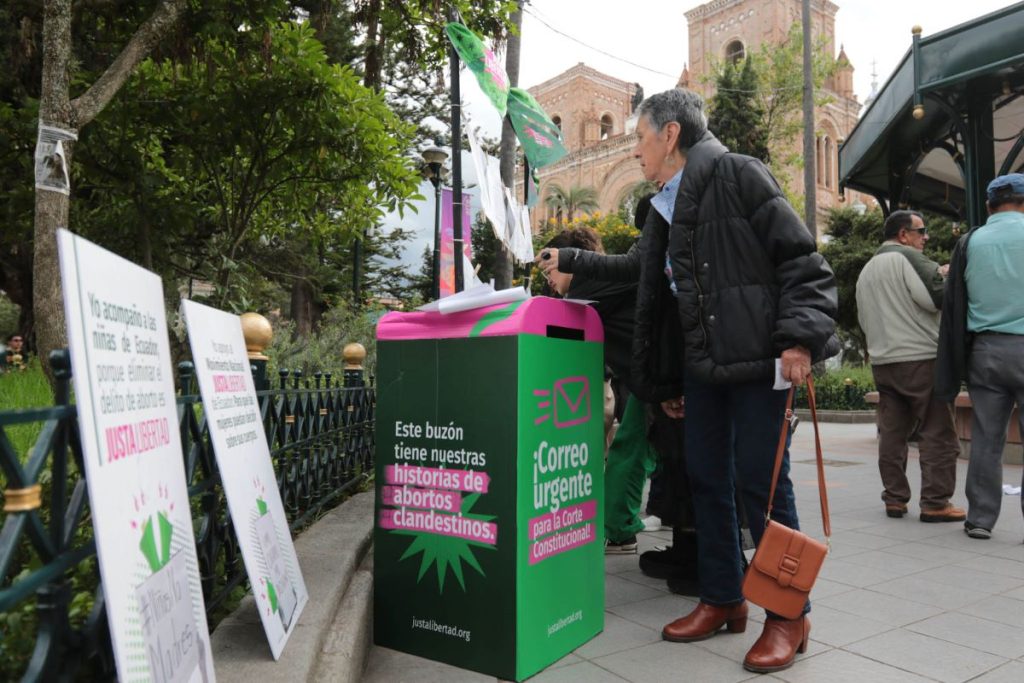 Representantes del ‘Movimiento Justa Libertad’ se manifestaron en el parque Calderón, para pedir que se elimine el delito de aborto consentido del Código penal.