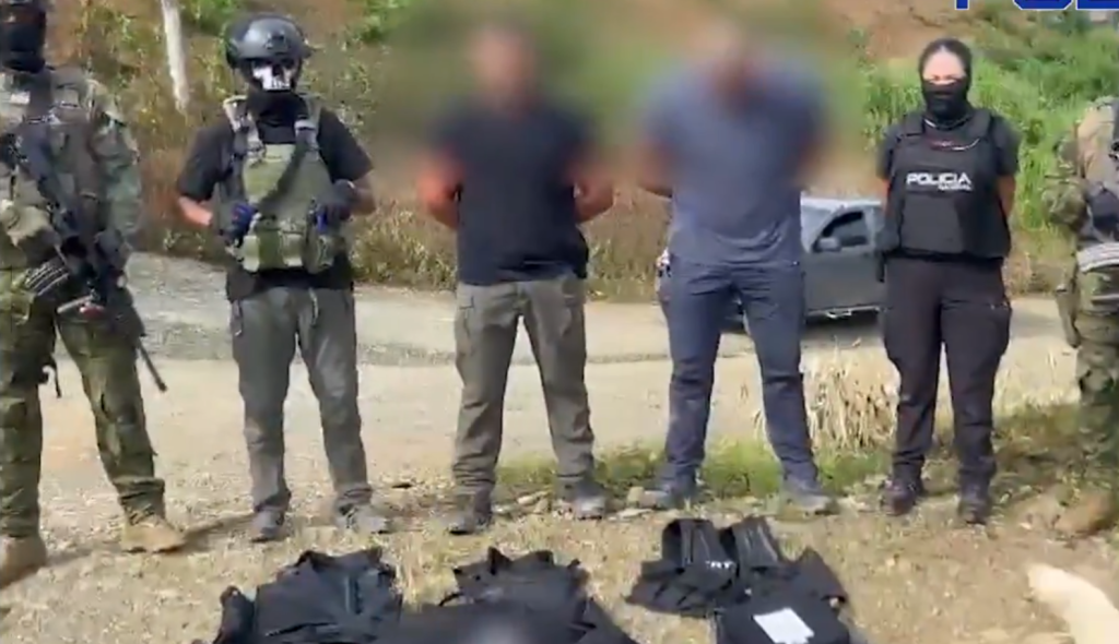 Personal policial incautó armas de fuego y detuvo a cuatro presuntos integrantes de Los Lobos en Ponce Enríquez.