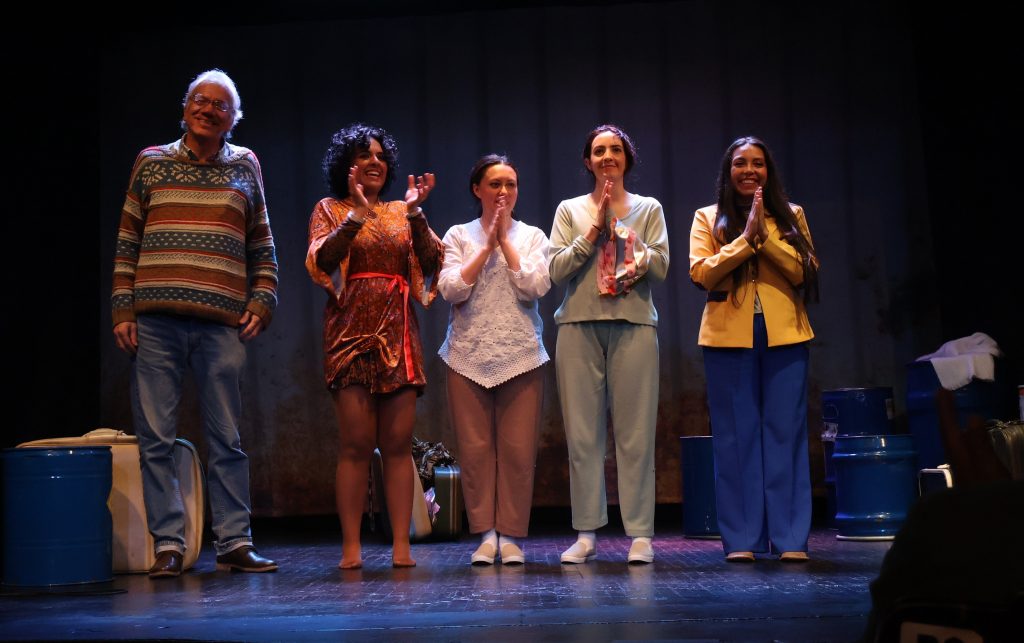 Juan Andrade, autor y director de “Esperando al Coyote" junto a las actrices Johana Jara, María Fernanda Auz, Sara Albán y Mara Serrano.