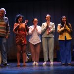 Juan Andrade, autor y director de “Esperando al Coyote" junto a las actrices Johana Jara, María Fernanda Auz, Sara Albán y Mara Serrano.