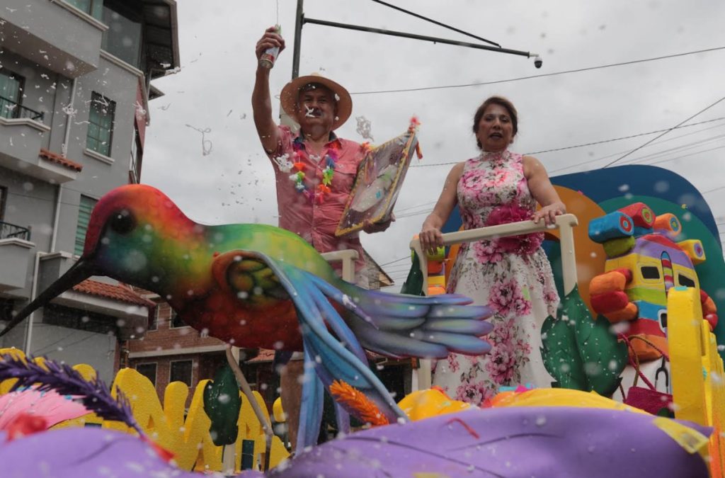 la XXV edición del Desfile del Carnaval del Río Gualaceo, que recorrió la avenida Jaime Roldós.