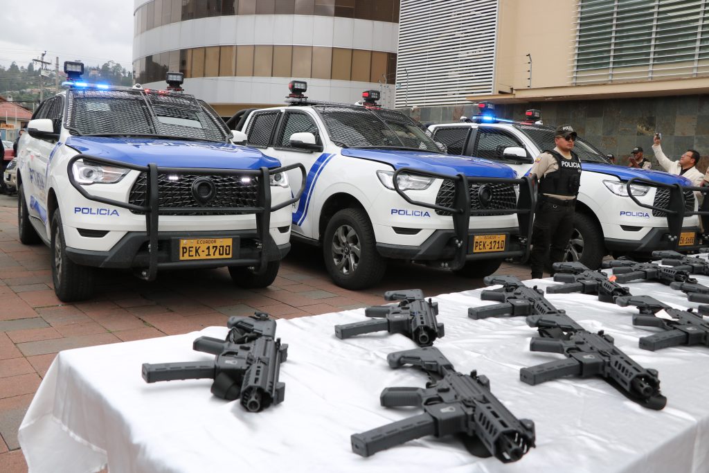 Cinco patrullas equipadas con tecnología fueron entregadas a la Policía Nacional para la vigilancia de ejes viales en Azuay.