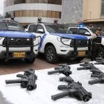 Cinco patrullas equipadas con tecnología fueron entregadas a la Policía Nacional para la vigilancia de ejes viales en Azuay.