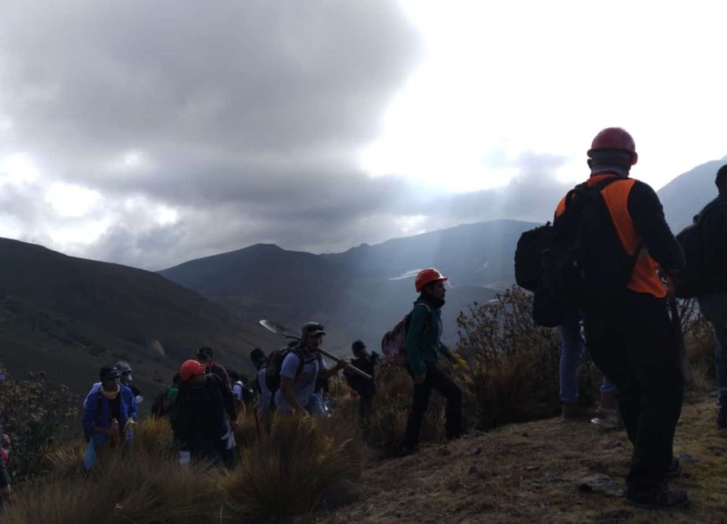 Comuneros del grupo 'Voluntarios Chaucha', se organizaron para trasladarse a las zonas afectadas por el fuego en diferentes frentes de combate.