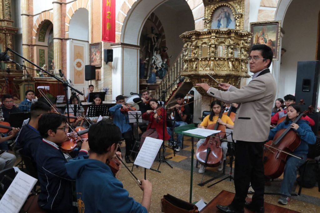 Ensayo de la Orquesta Sinfónica Juvenil del Conservatorio “José María Rodríguez” bajo la dirección de Santiago Pacha, en la iglesia de San Francisco.