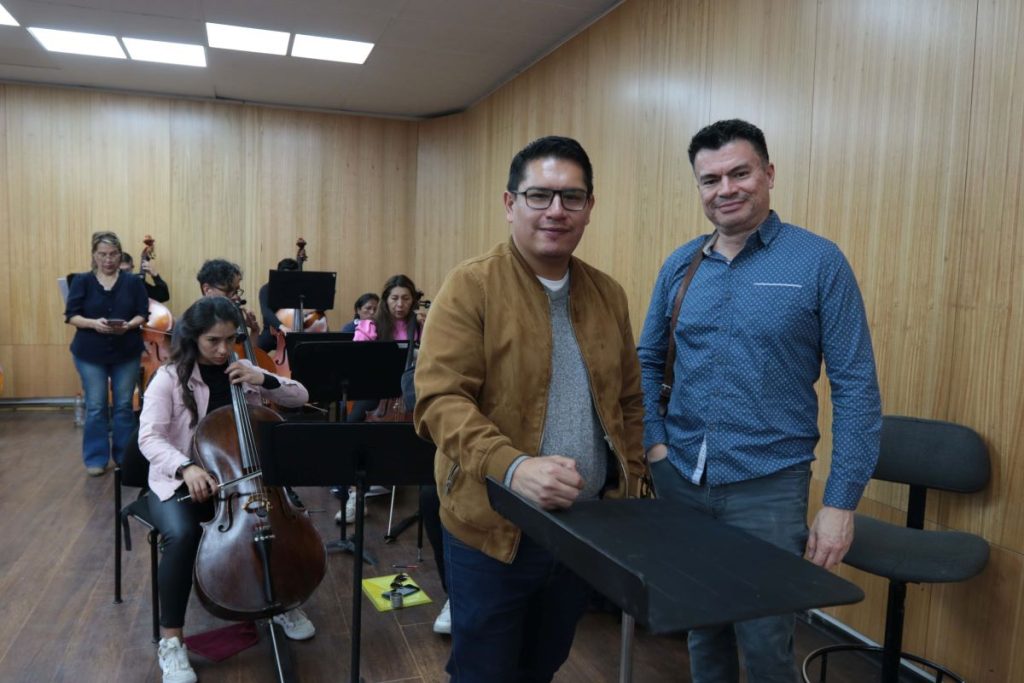 Xavier Mora Sánchez, Violín I de la Orquesta Sinfónica de Cuenca, junto al maestro costarricense Norman Gamboa, director invitado.