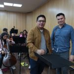 Xavier Mora Sánchez, Violín I de la Orquesta Sinfónica de Cuenca, junto al maestro costarricense Norman Gamboa, director invitado.