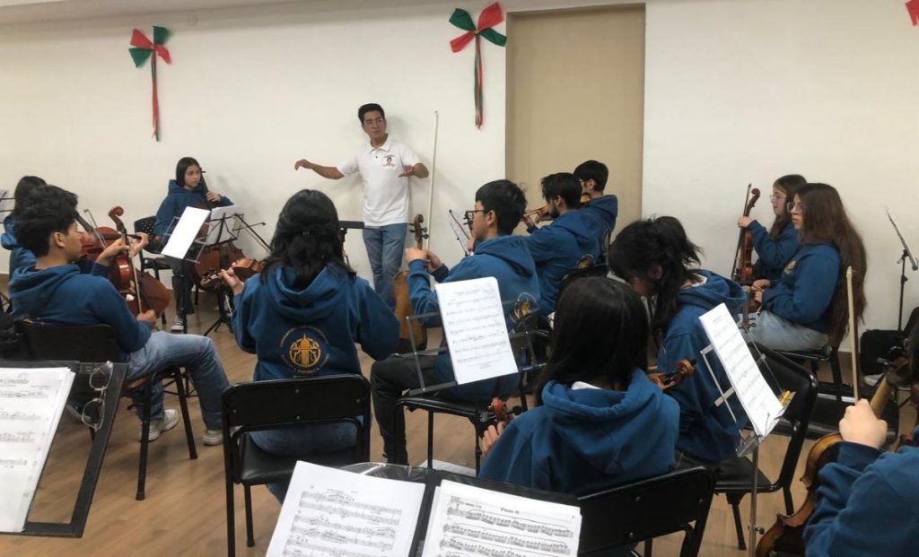 Santiago Pacha, director de la Orquesta Sinfónica Juvenil del Conservatorio “José María Rodríguez” durante un ensayo. PNH