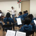 Santiago Pacha, director de la Orquesta Sinfónica Juvenil del Conservatorio “José María Rodríguez” durante un ensayo. PNH