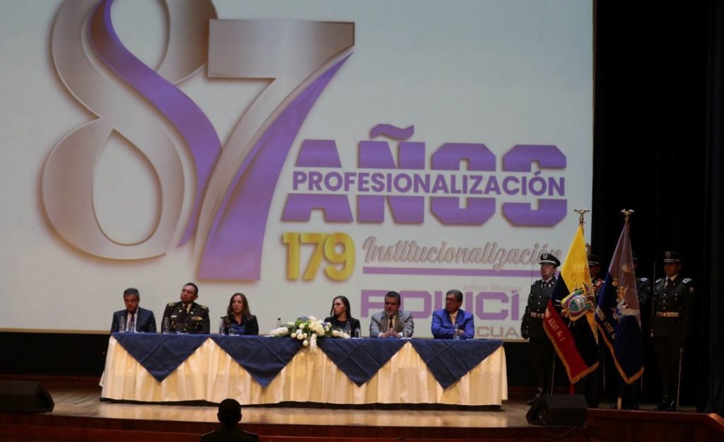 Sesión Solemne por los 87 años de profesionalización y 179 de institucionalización de la Policía Nacional, realizada en el Teatro Sucre.