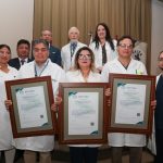 Doctor Raúl Alvarado (C) director de SOLCA y el Eco. Claudio Patiño Ledesma, presidente de SOLCA Cuenca, junto al personal médico durante la presentación de las certificaciones ISO 9001:2015.