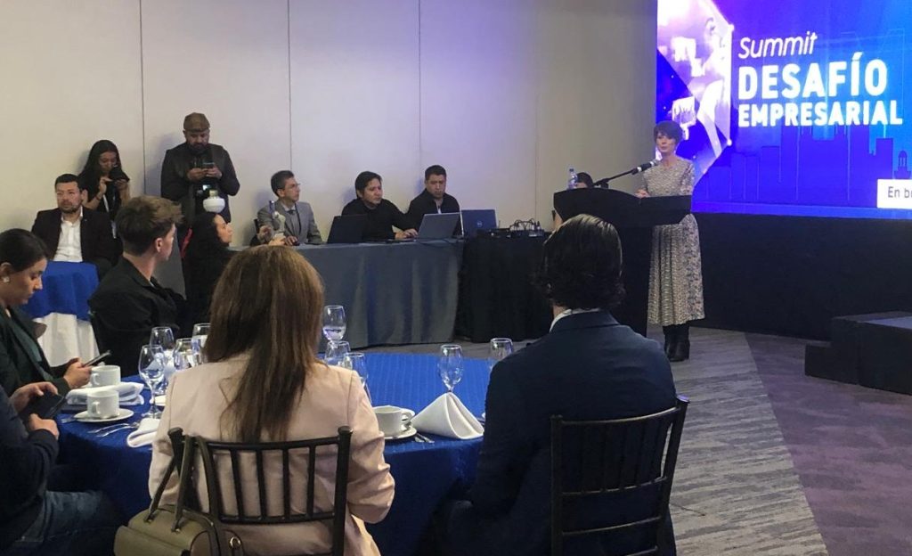 Mónica Malo, directora ejecutiva de ‘Mucho Mejor Ecuador’, durante el Summit Desafío Empresarial, que se desarrolló en el Hotel Oro Verde.