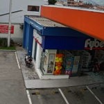 Captura del video en el que se puede observar el choque del vehículo contra el negocio en la estación de servicio de Cuenca.