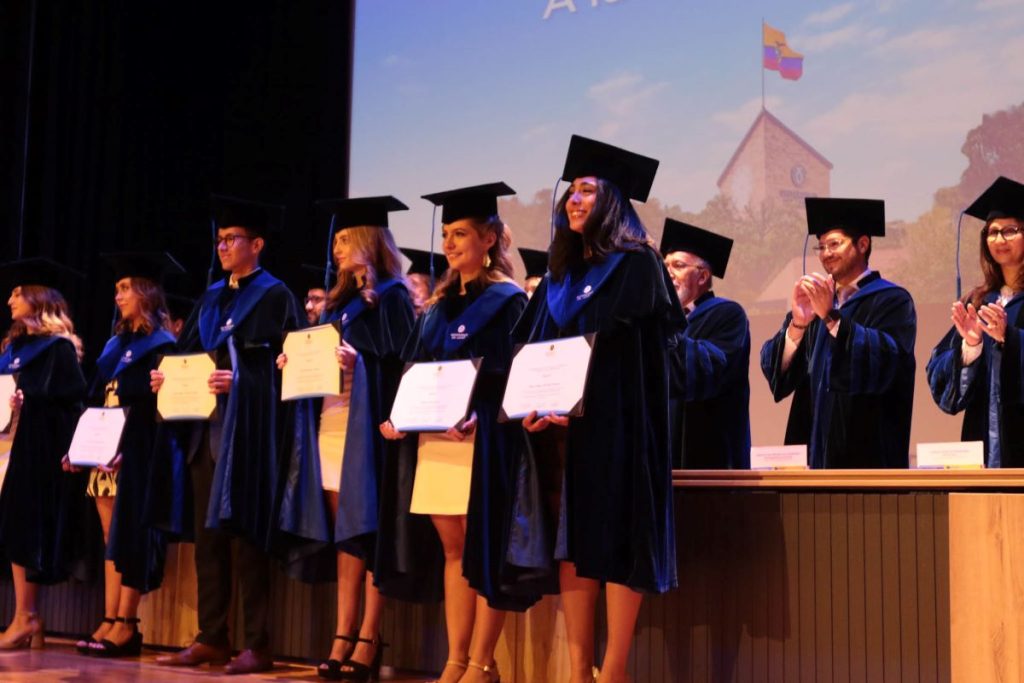 María Emilia Merchán Moscoso (D) durante la investidura de profesionales de la Escuela de Derecho de la UDA en el Auditorio General.