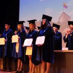María Emilia Merchán Moscoso (D) durante la investidura de profesionales de la Escuela de Derecho de la UDA en el Auditorio General.