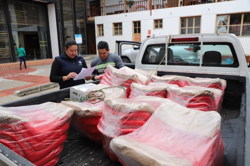 Sillas para el estadio de Gualaceo.
