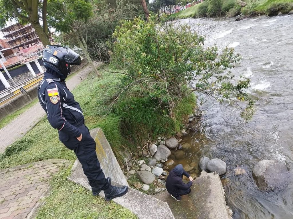 La Guardia Ciudadana y la Policía Nacional con frecuencia realizan operativos para desalojar a personas debajo de los puentes del río Tomebamba.
