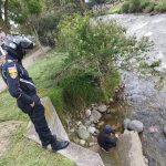 La Guardia Ciudadana y la Policía Nacional con frecuencia realizan operativos para desalojar a personas debajo de los puentes del río Tomebamba.
