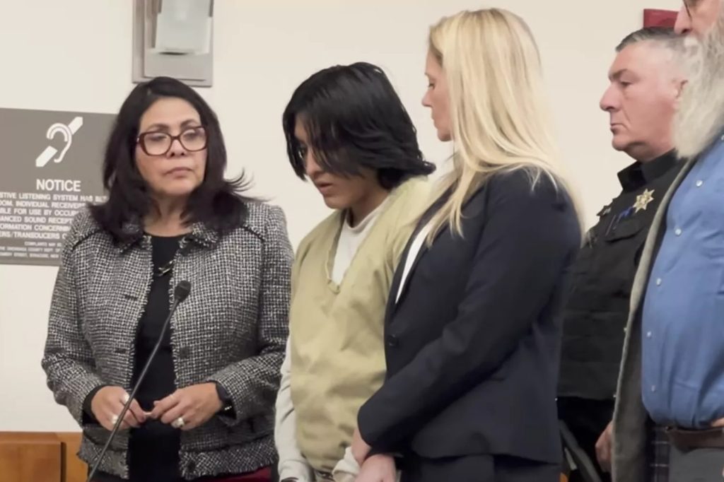 Jhon Moisés Chacaguasay-Ilbis estuvo en la corte esposado y junto a sus abogados. Foto: syracuse.com