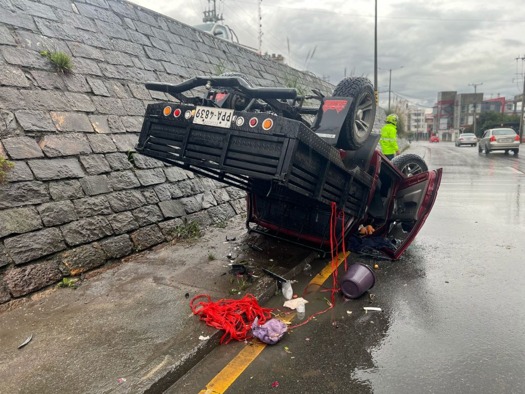La camioneta volcó en la avenida De las Américas y calle Abraham Sarmiento.