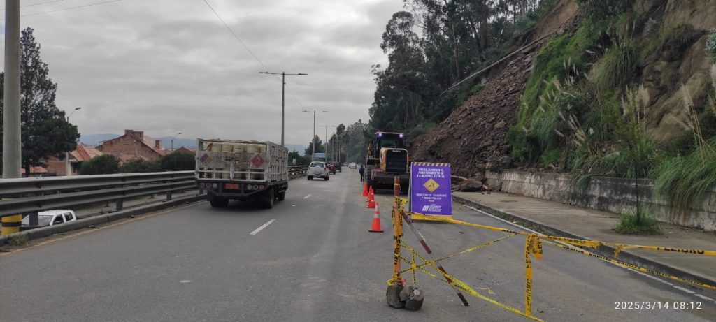 Maquinaria del MTOP trabaja en la remoción del material que cayó en la Autopista.