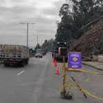 Maquinaria del MTOP trabaja en la remoción del material que cayó en la Autopista.