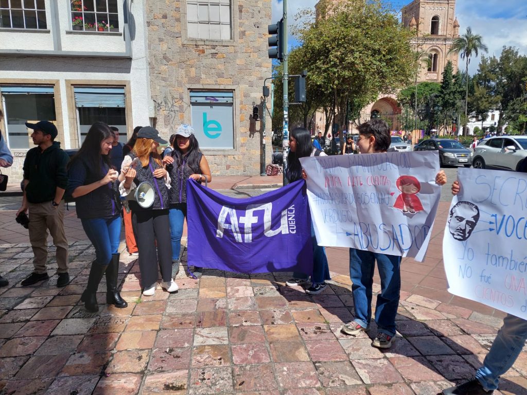 Con un plantón, frente a la Corte ProvinciaL de Justicia de Azuay, estudiantes solicitaron a la Corte que no se de paso a la solicitud de acción de protección para el docente destituido por presunto acoso. / JIP