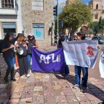 Con un plantón, frente a la Corte ProvinciaL de Justicia de Azuay, estudiantes solicitaron a la Corte que no se de paso a la solicitud de acción de protección para el docente destituido por presunto acoso. / JIP
