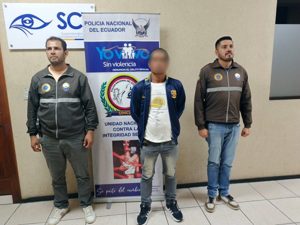 Personal policial junto al ciudadano detenido en Molleturo, Cuenca, por el presunto delito de pornografía infantil.