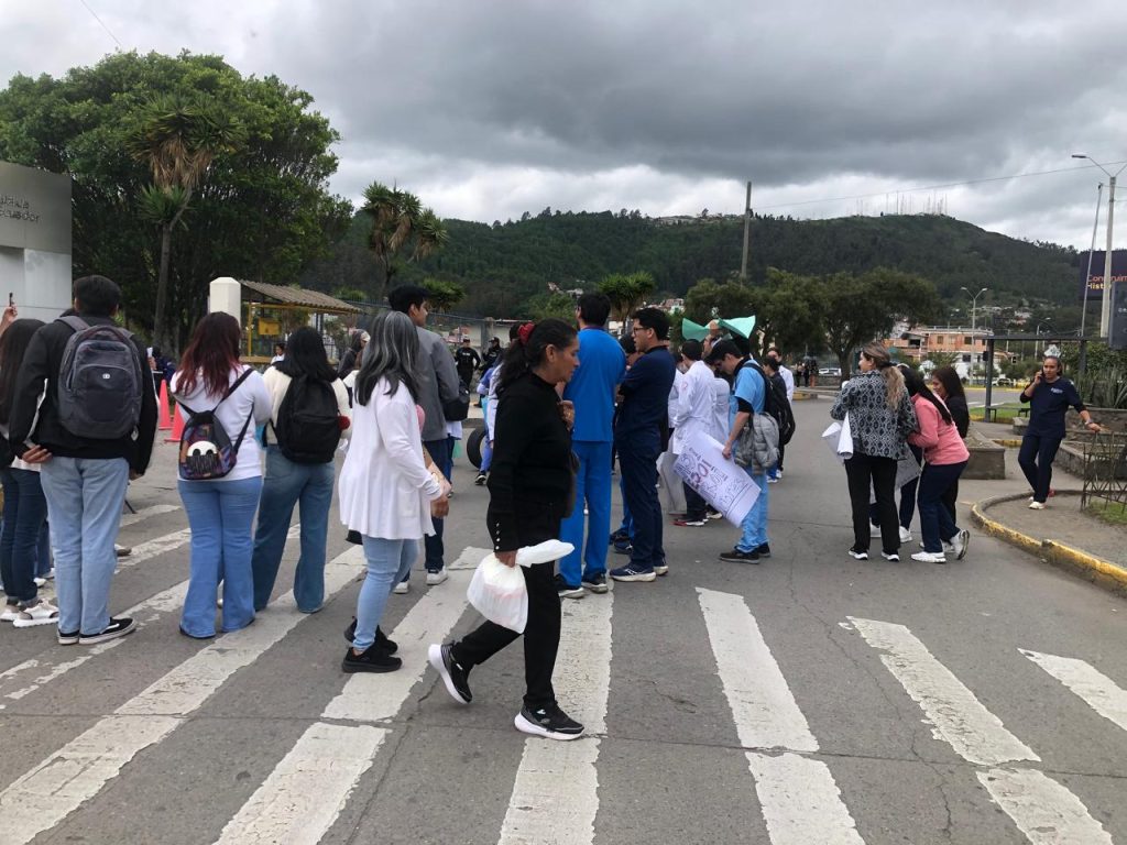 Postgradistas durante el plantón en las inmediaciones del Hospital Regional, en Cuenca.