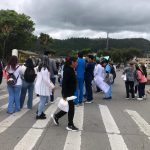 Postgradistas durante el plantón en las inmediaciones del Hospital Regional, en Cuenca.