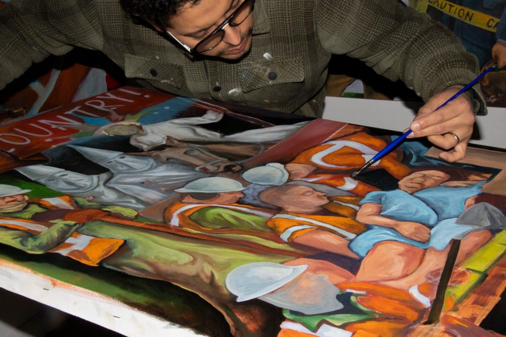 Jonathan Yubi Gómez, pintor nacido en EE.UU, de padres migrantes ecuatorianos, hace historia en las temáticas sociales de sus obras. Fotos: Jonathan Yubi Gómez. /Cortesía