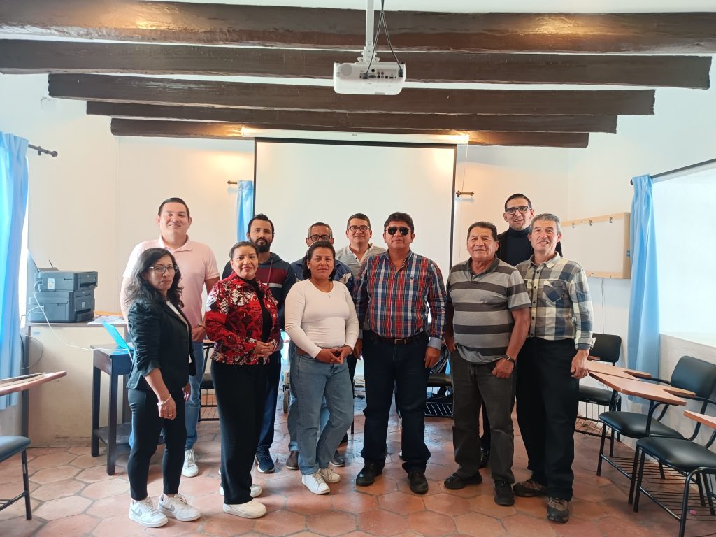 La directiva nacional del SINAT-IESS, durante su presentación ayer en Cuenca. /Cortesía