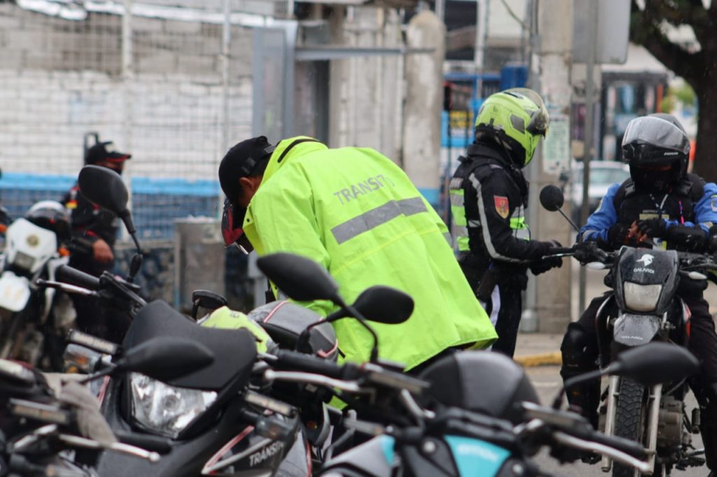 Un agente civil de tránsito de la EMOV fue restituido en sus funciones luego de comprobarse la vulneración de sus derechos.
