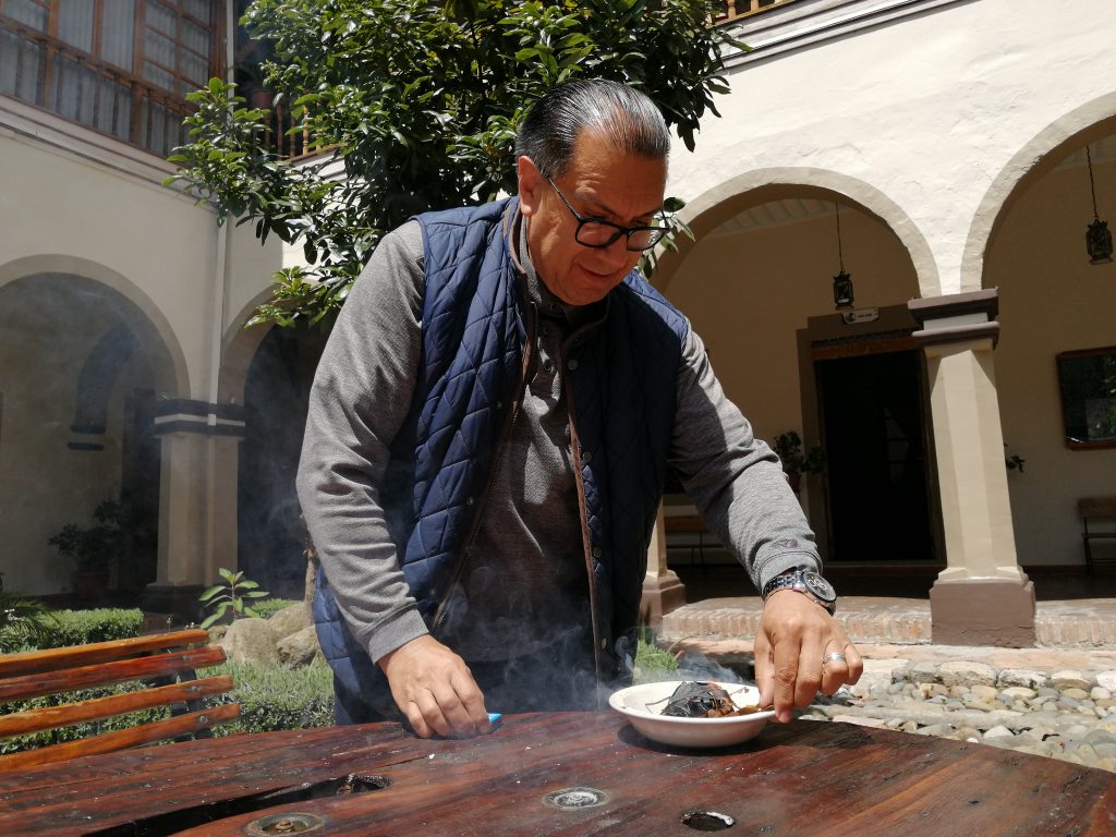 Joffre Astudillo, párroco y vicario de la Inmaculada Concepción, explica cómo se elabora la ceniza que hoy se impone a los feligreses católicos. /FCS