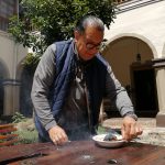 Joffre Astudillo, párroco y vicario de la Inmaculada Concepción, explica cómo se elabora la ceniza que hoy se impone a los feligreses católicos. /FCS