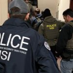 Autoridades de EE.UU., deportaron a un migrante de Ecuador, que era buscado por asesinato desde 2012.