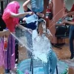 En redes sociales circularon videos de funcionarios de la Dirección de Avalúos y Catastros jugando Carnaval en las instalaciones municipales.