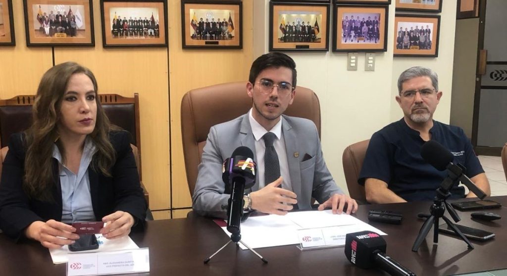 José Miguel Abad (C), director ejecutivo de la Cámara de Comercio de Cuenca, durante rueda de prensa.