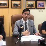 José Miguel Abad (C), director ejecutivo de la Cámara de Comercio de Cuenca, durante rueda de prensa.