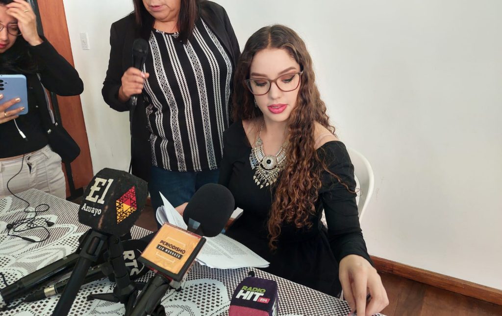 Legisladores de ADN, encabezados por la directora provincial en Azuay, Camila Léon, denunciaron al director del CSC, Pablo Cueva.