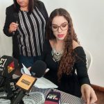 Legisladores de ADN, encabezados por la directora provincial en Azuay, Camila Léon, denunciaron al director del CSC, Pablo Cueva.