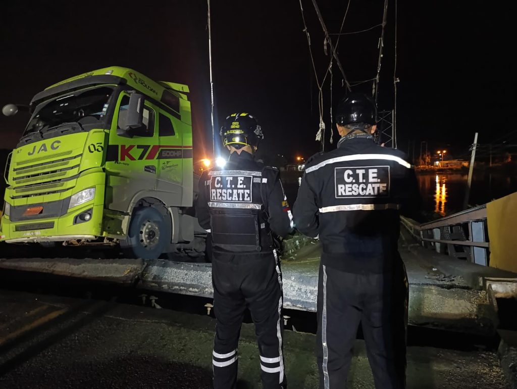 El puente Gonzalo Icaza Cornejo, cayó sobre el río Daule, en Guayaquil.