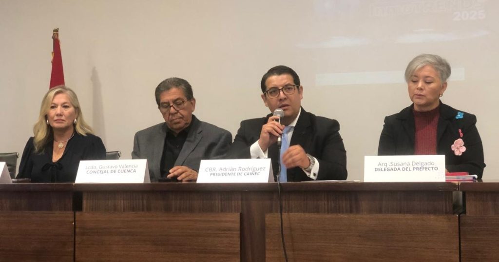Adrián Rodríguez (C), presidente de la CAINEC, anunció InmoTRENDS 2025 durante una rueda de prensa en la antigua Escuela Central.
