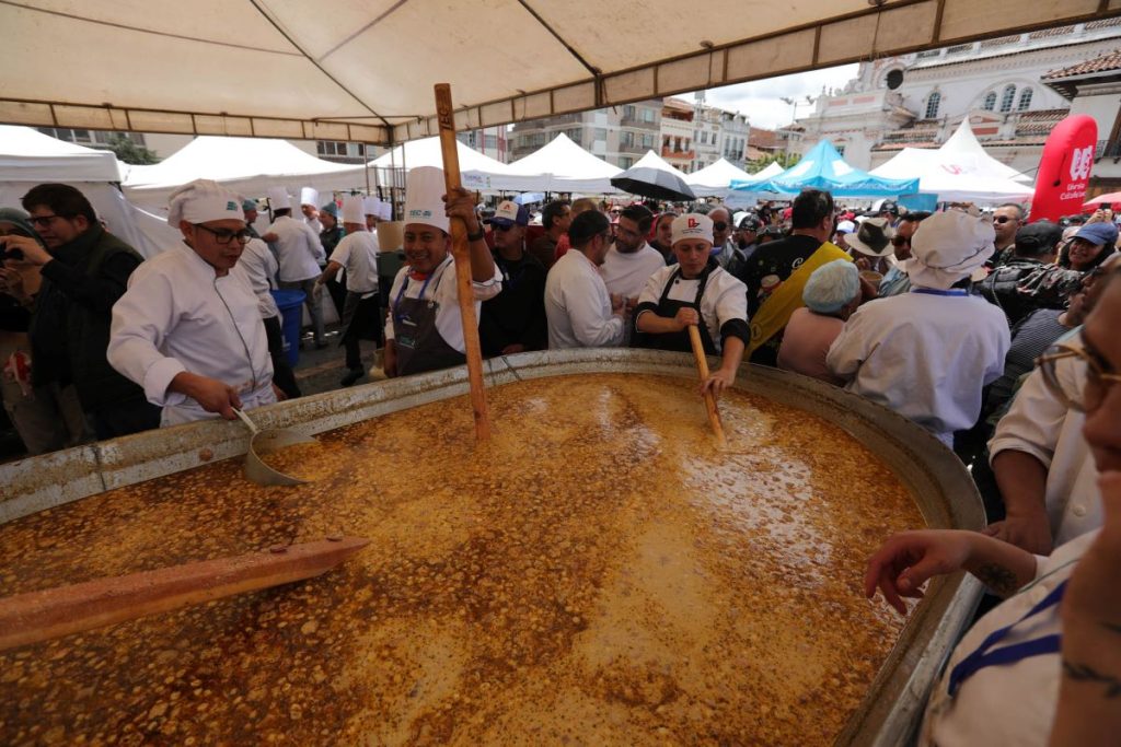 Preparación del mote pata más grande del mundo en la plaza San Francisco.