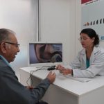 Marcela Loaiza, audióloga del Centro "Audición para Todos", asesora a Franklin Cárdenas sobre el uso adecuado de audífonos.